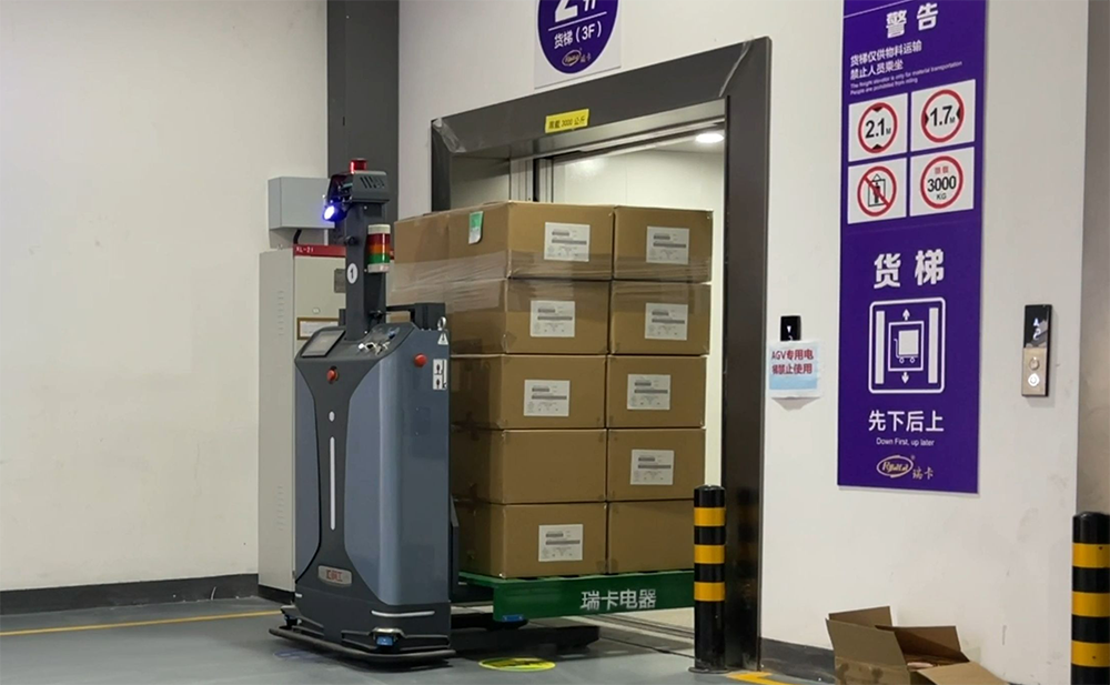 AGV叉車是否可以進入電梯